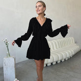 Spoiled – Gestuftes Maxikleid mit Rüschen und Cut-outs - Schwarz